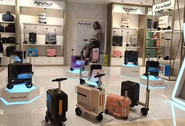 Smart travel suitcase display